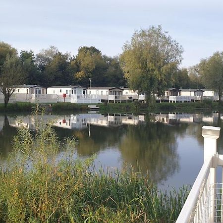 Lakeside Cotswold Holiday Home Cirencester Exteriör bild