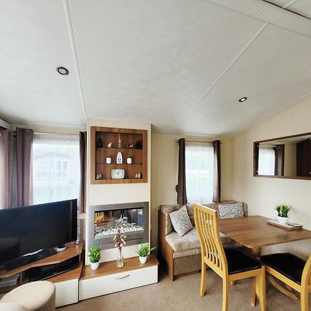 Lakeside Cotswold Holiday Home Cirencester Exteriör bild