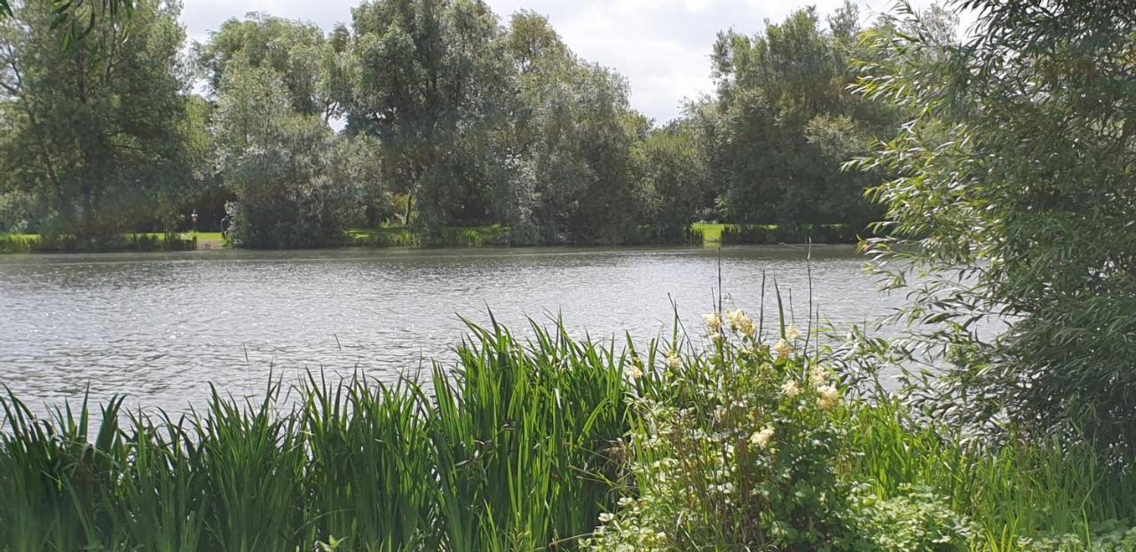 Lakeside Cotswold Holiday Home Cirencester Exteriör bild