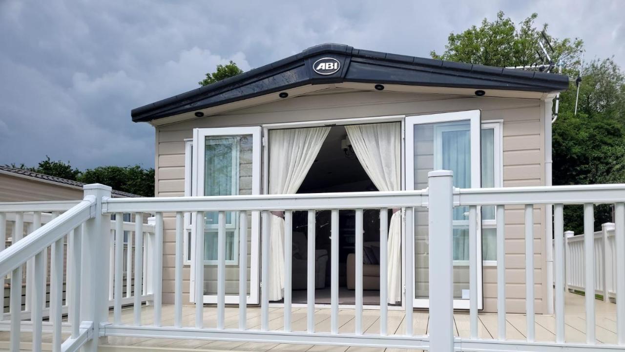 Lakeside Cotswold Holiday Home Cirencester Exteriör bild