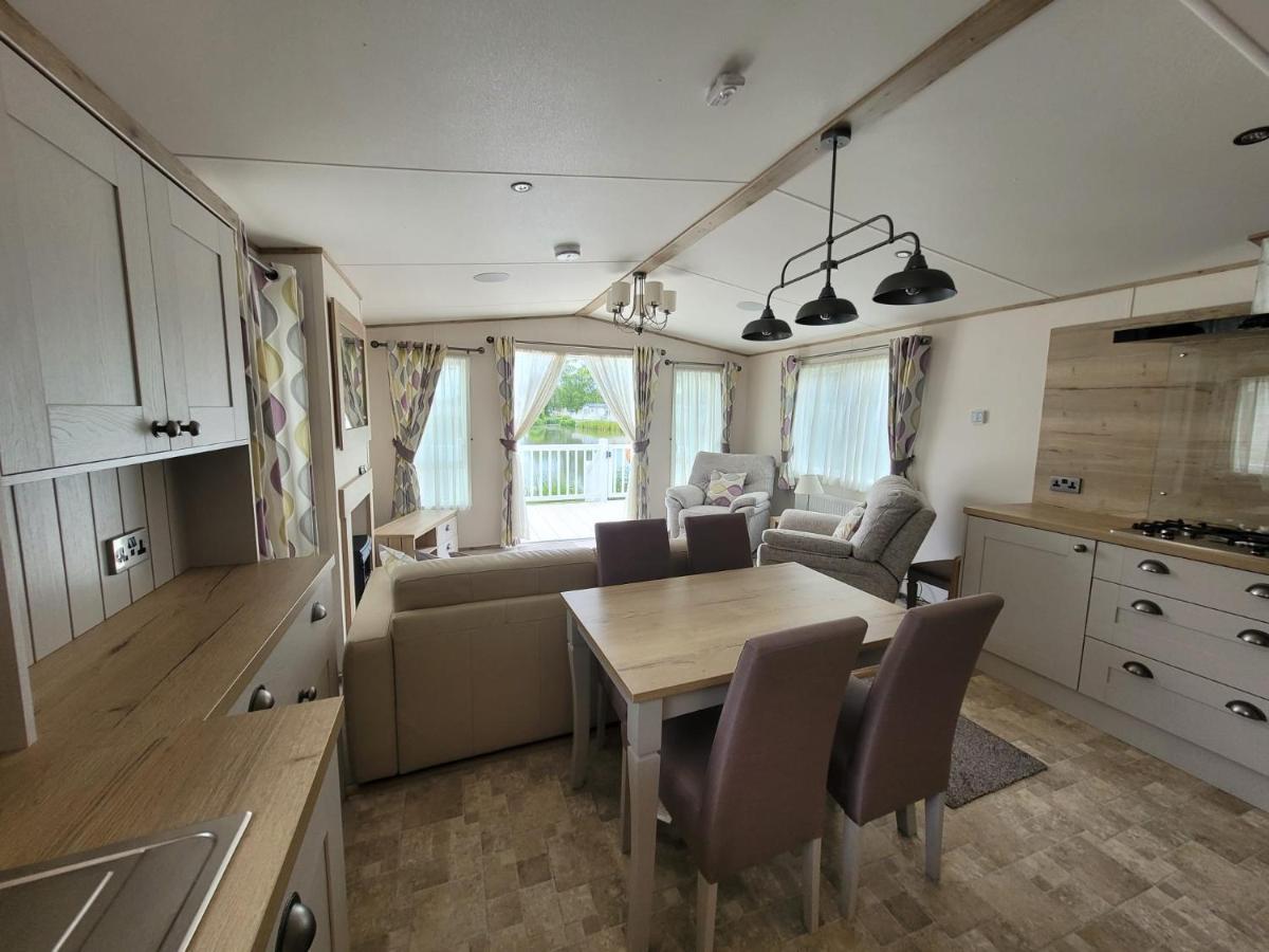 Lakeside Cotswold Holiday Home Cirencester Exteriör bild