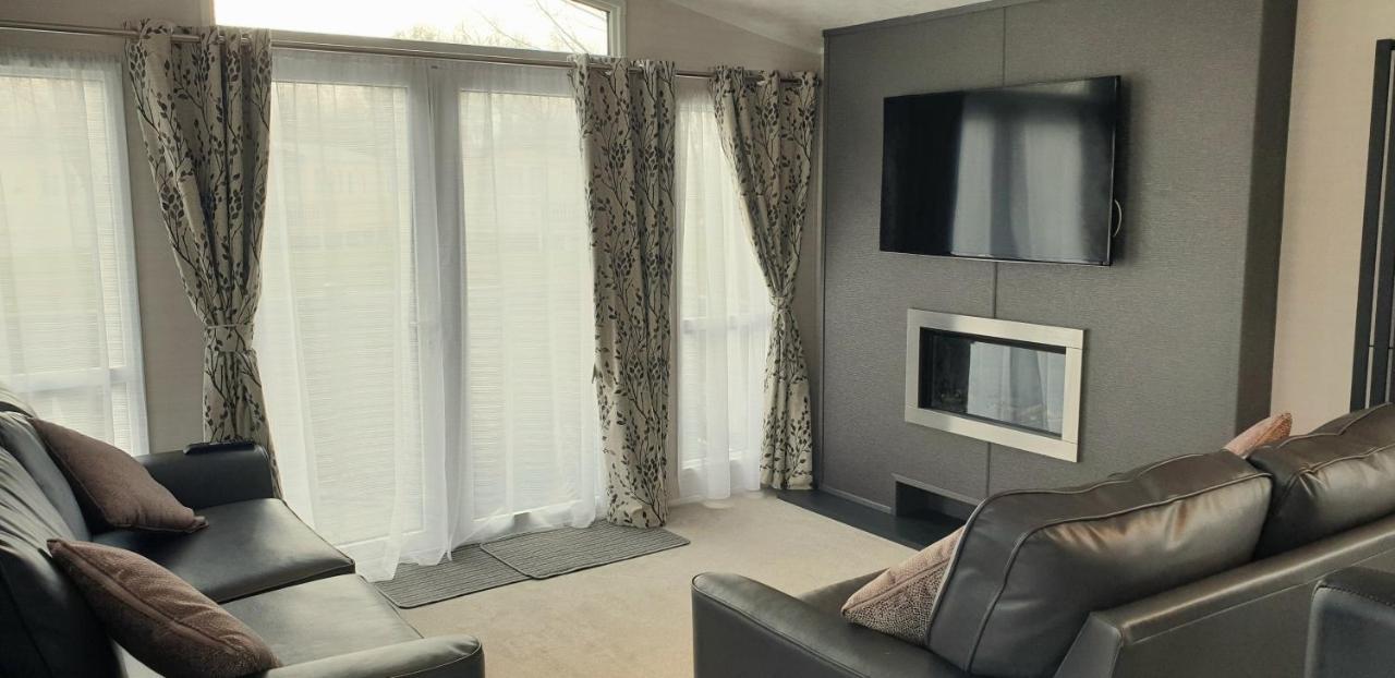 Lakeside Cotswold Holiday Home Cirencester Exteriör bild