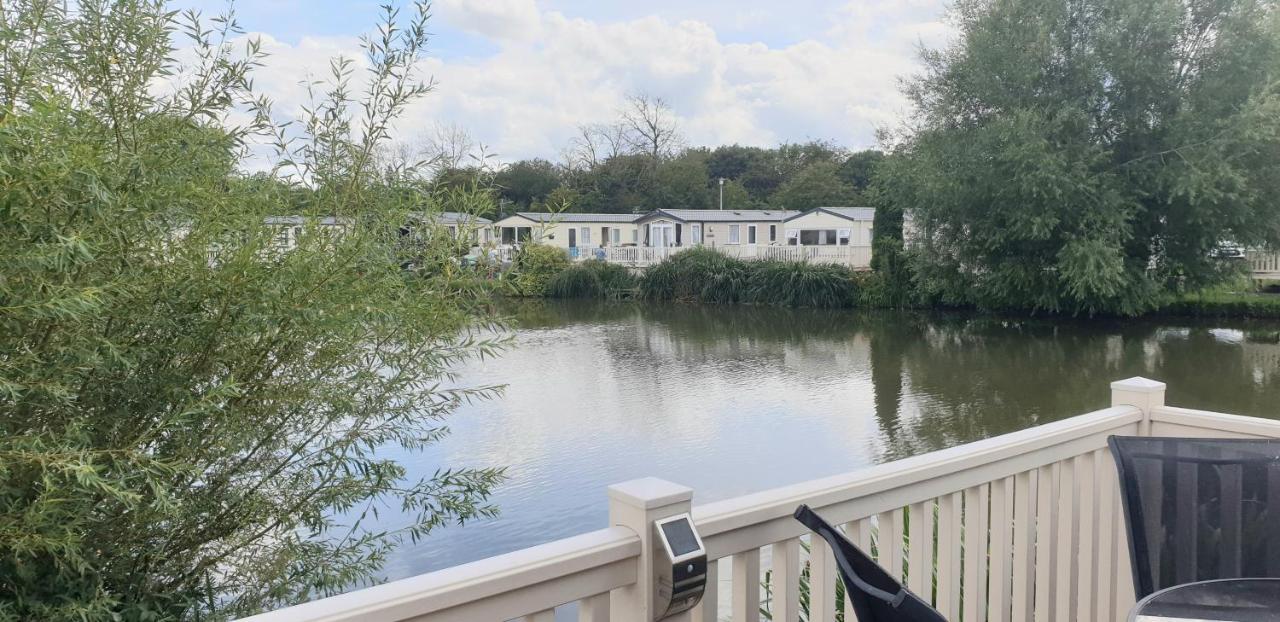 Lakeside Cotswold Holiday Home Cirencester Exteriör bild