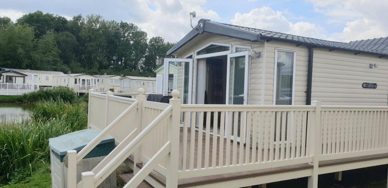 Lakeside Cotswold Holiday Home Cirencester Exteriör bild