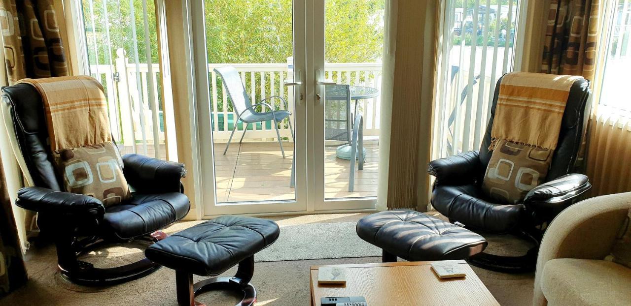 Lakeside Cotswold Holiday Home Cirencester Exteriör bild