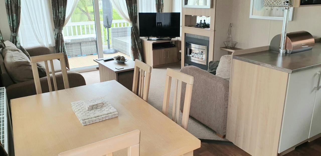 Lakeside Cotswold Holiday Home Cirencester Exteriör bild