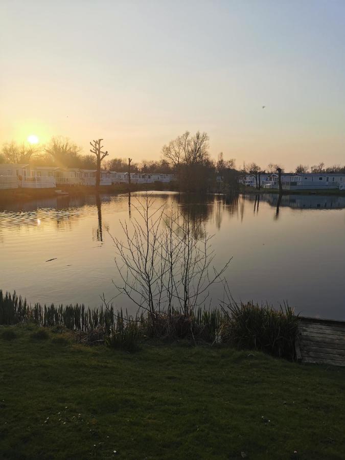 Lakeside Cotswold Holiday Home Cirencester Exteriör bild