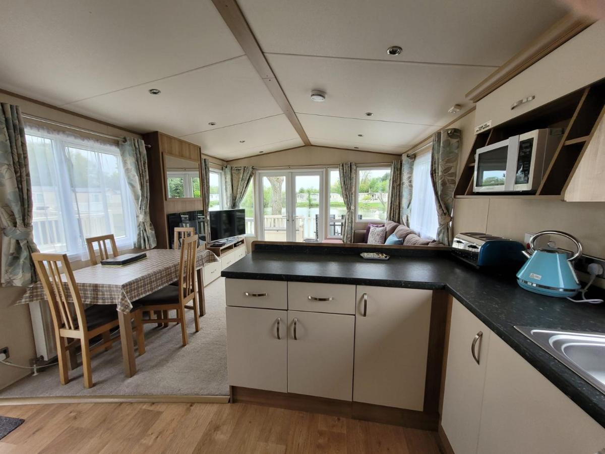Lakeside Cotswold Holiday Home Cirencester Exteriör bild