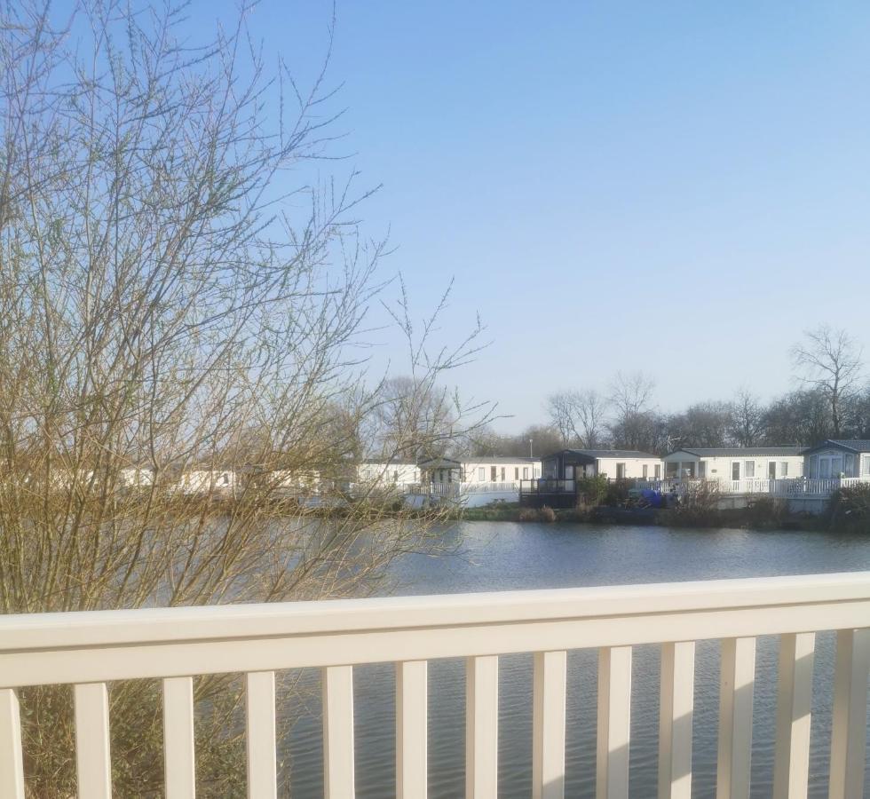 Lakeside Cotswold Holiday Home Cirencester Exteriör bild