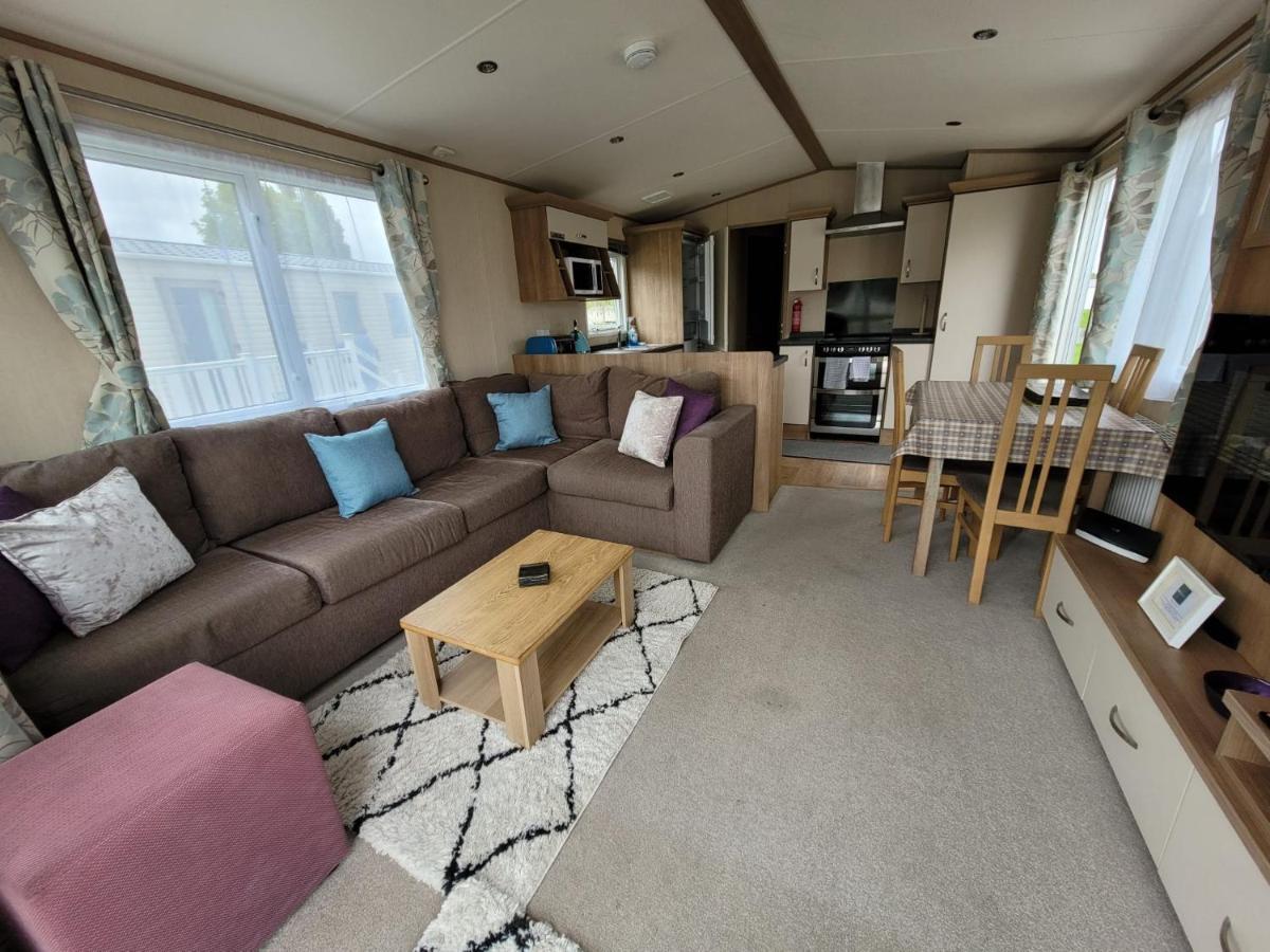 Lakeside Cotswold Holiday Home Cirencester Exteriör bild