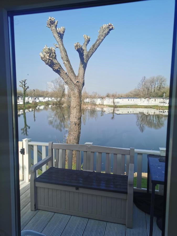 Lakeside Cotswold Holiday Home Cirencester Exteriör bild