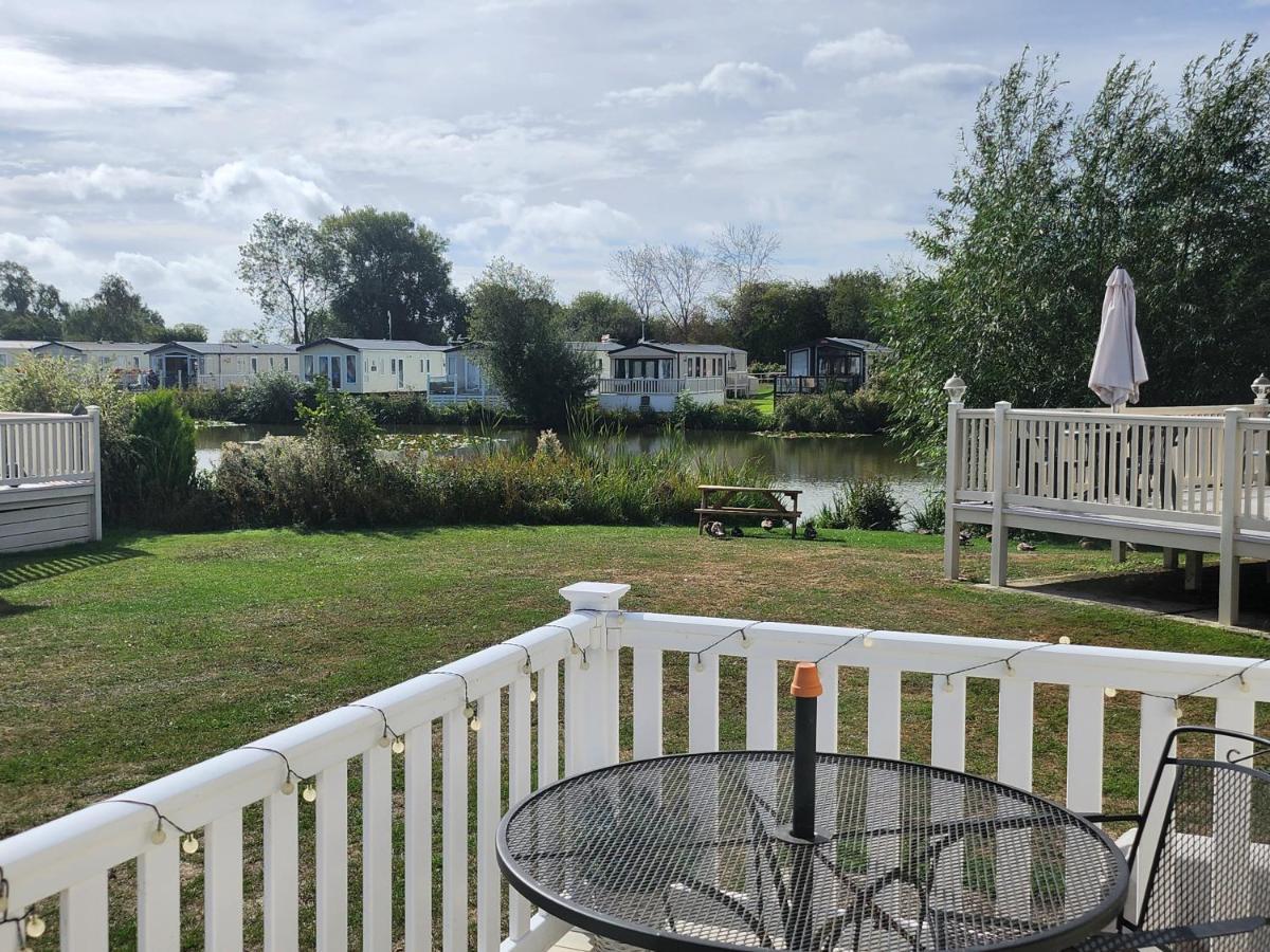 Lakeside Cotswold Holiday Home Cirencester Exteriör bild