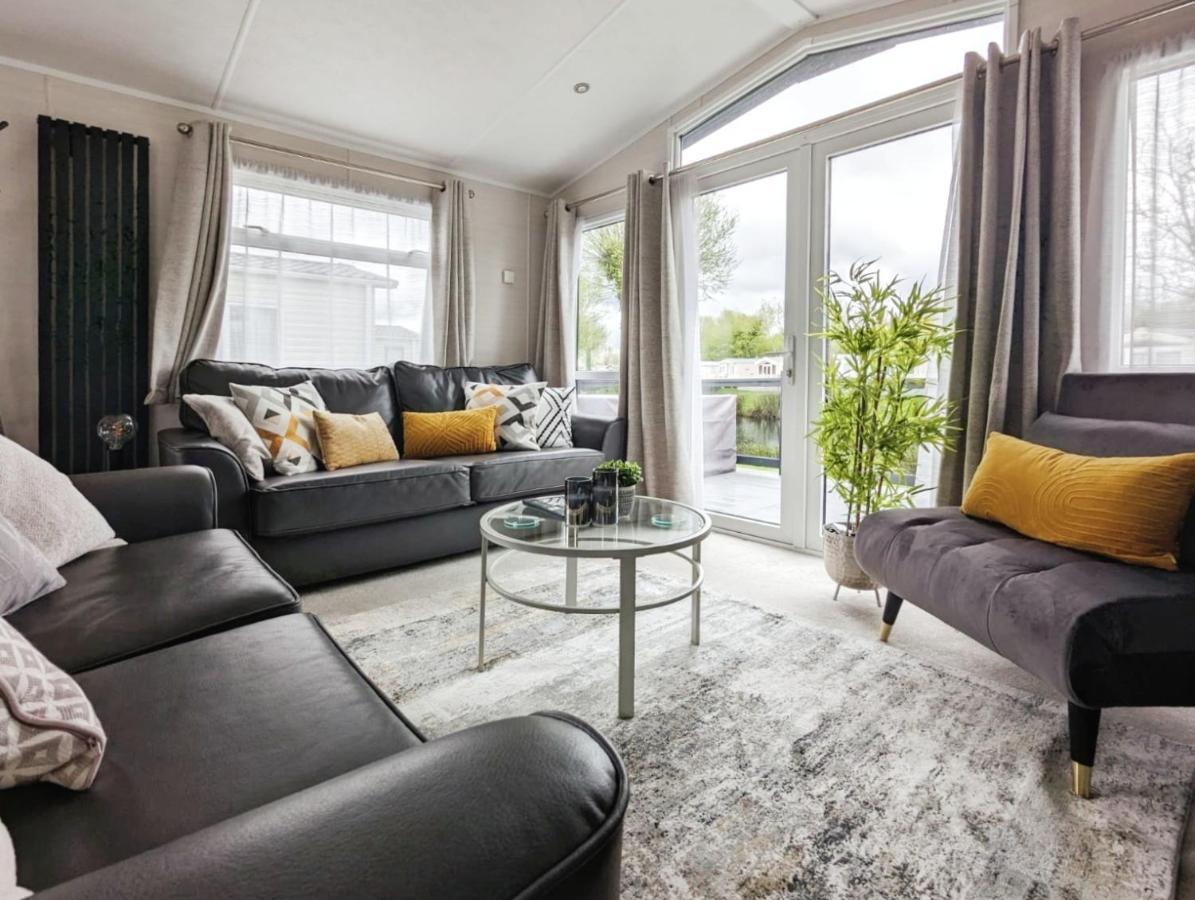 Lakeside Cotswold Holiday Home Cirencester Exteriör bild