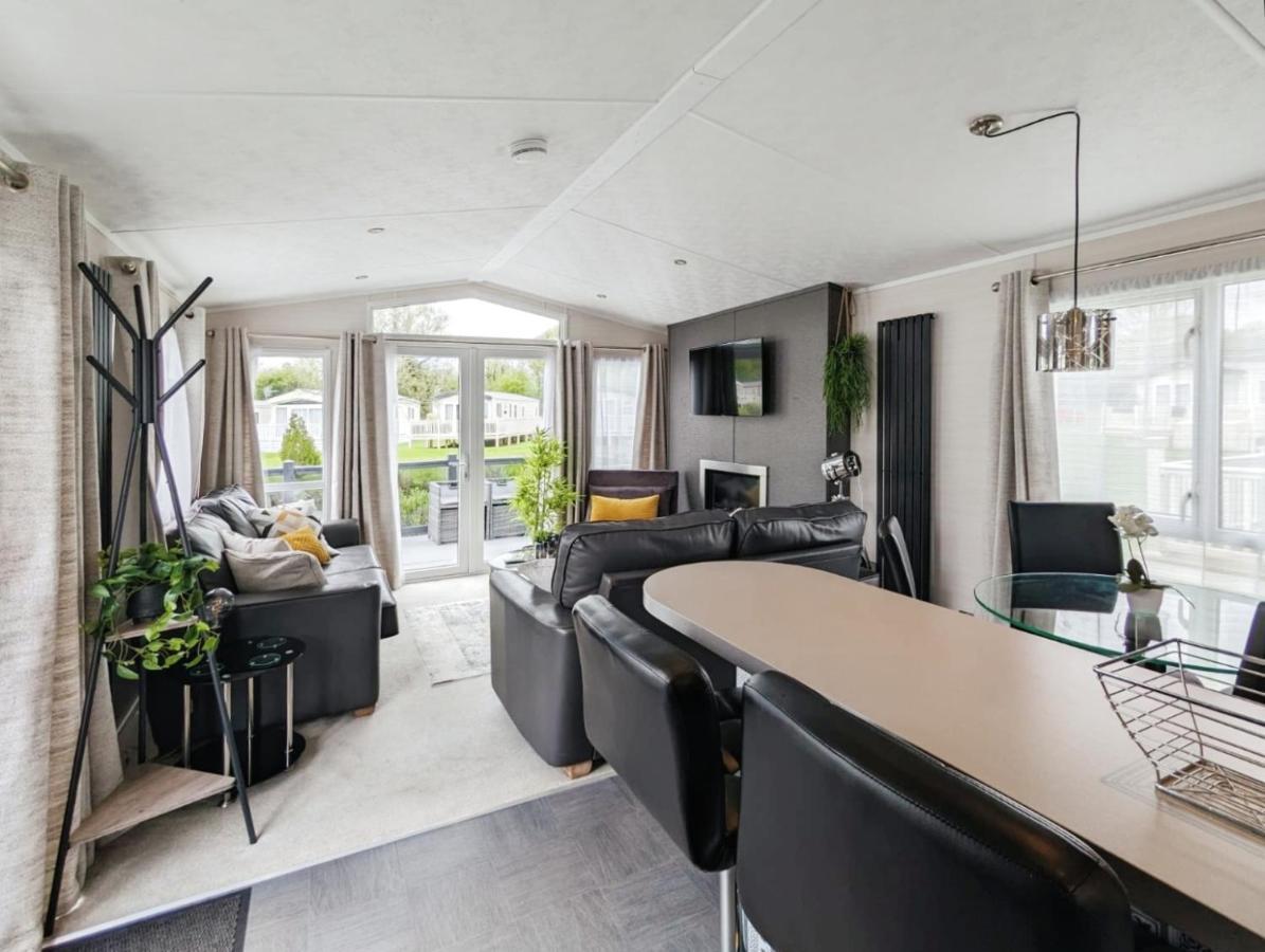 Lakeside Cotswold Holiday Home Cirencester Exteriör bild
