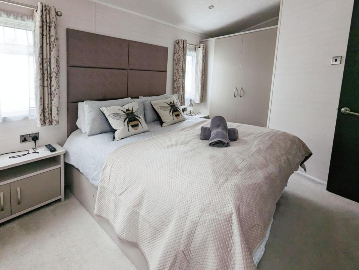 Lakeside Cotswold Holiday Home Cirencester Exteriör bild
