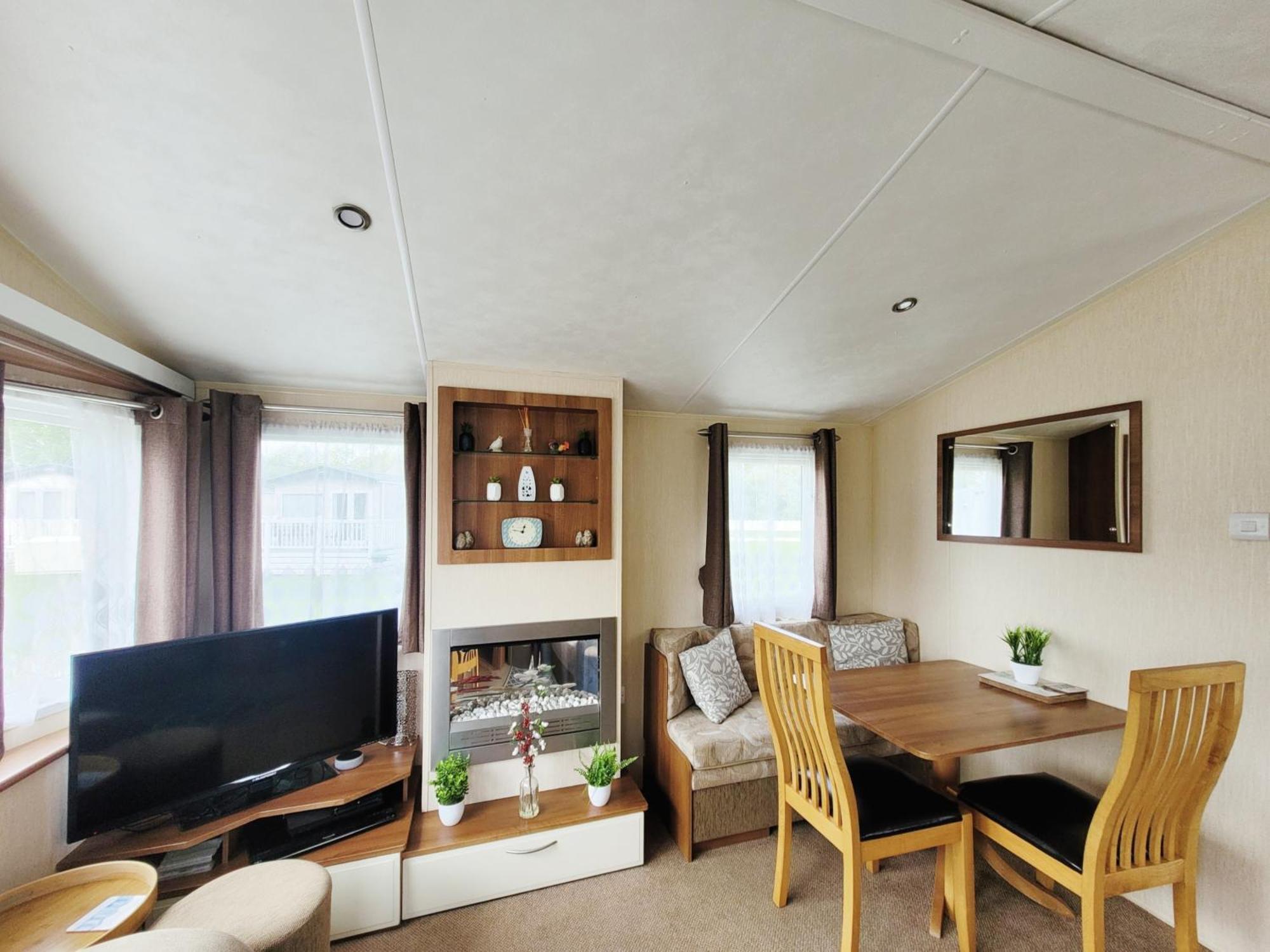 Lakeside Cotswold Holiday Home Cirencester Exteriör bild