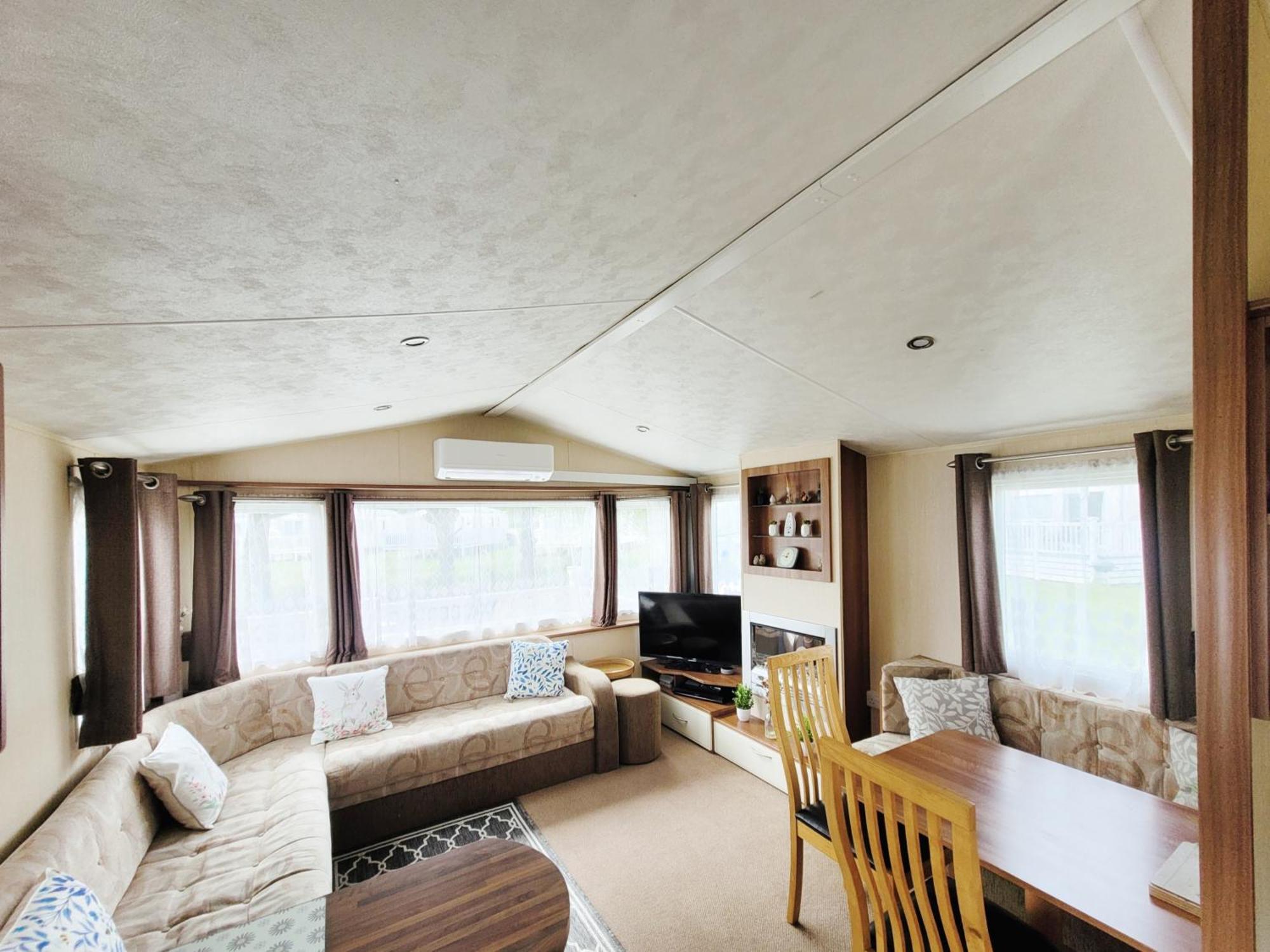 Lakeside Cotswold Holiday Home Cirencester Exteriör bild