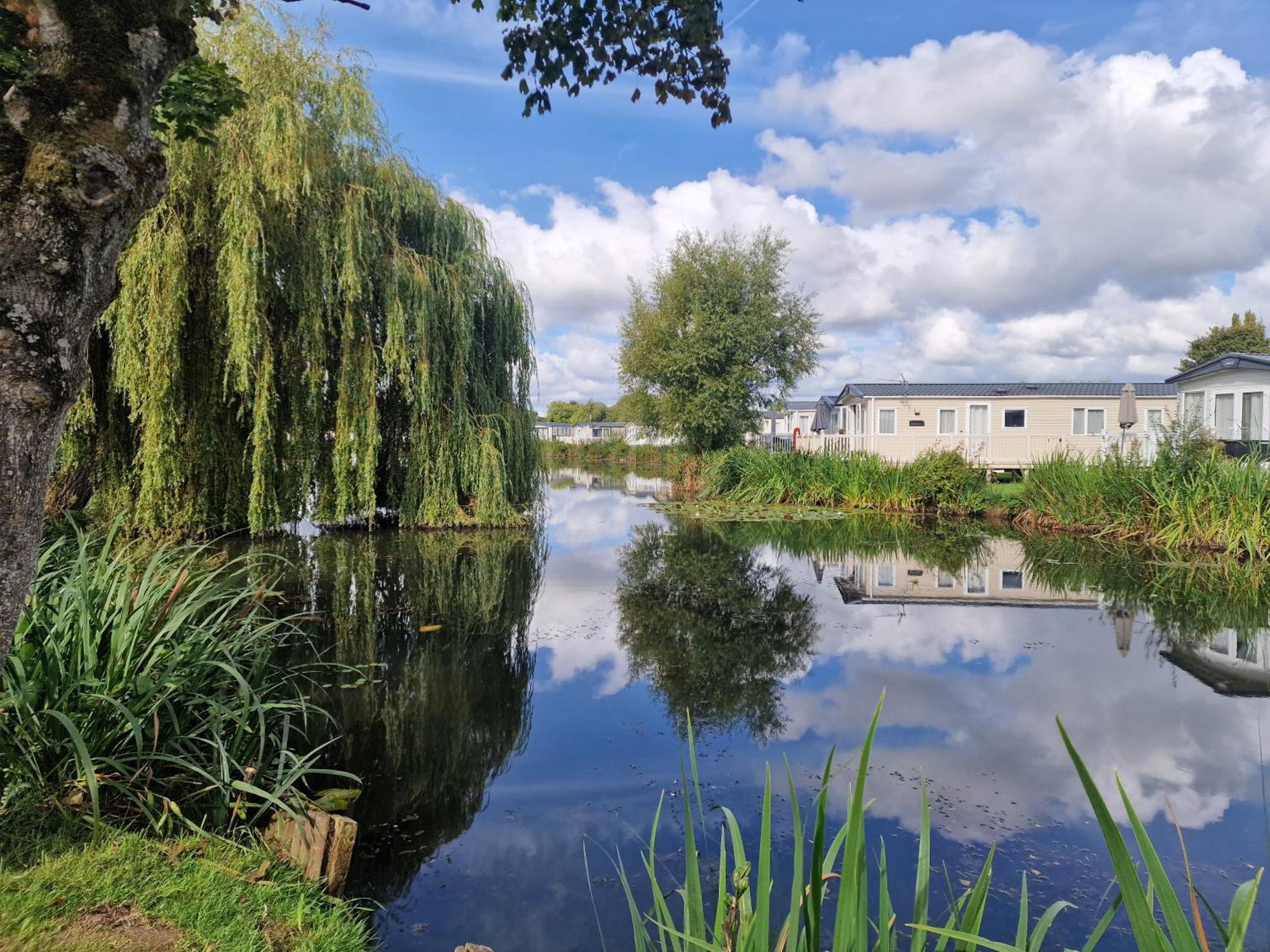 Lakeside Cotswold Holiday Home Cirencester Exteriör bild